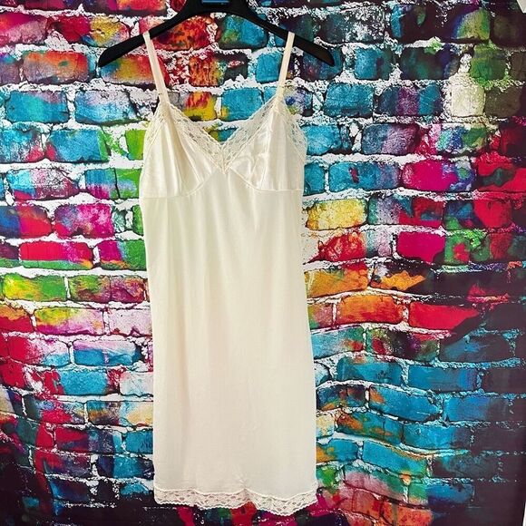 Vintage Vanity Fair Cream/Ivory Colored lace Lingerie full Slip USA 10-103 Sz 36 - Picture 1 of 7